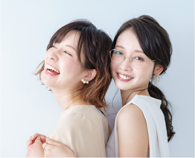 笑顔の女性たちの写真